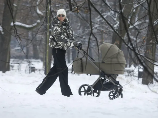 Zimowa porcja ruchu w najlepszym stylu: Katarzyna Sokołowska na spacerze z wózkiem własnego projektu [FOTO]