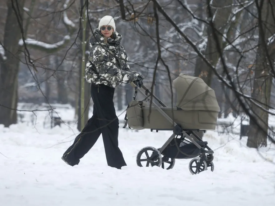 Zimowa porcja ruchu w najlepszym stylu: Katarzyna Sokołowska na spacerze z wózkiem własnego projektu [FOTO]
