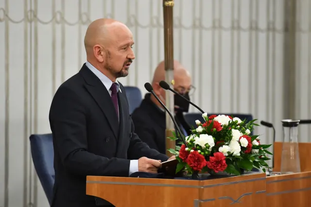 Skandal w TVP Info. Senator Bury roztrzaskał ogórka na biurku przed red. Kłeczkiem i wyszedł