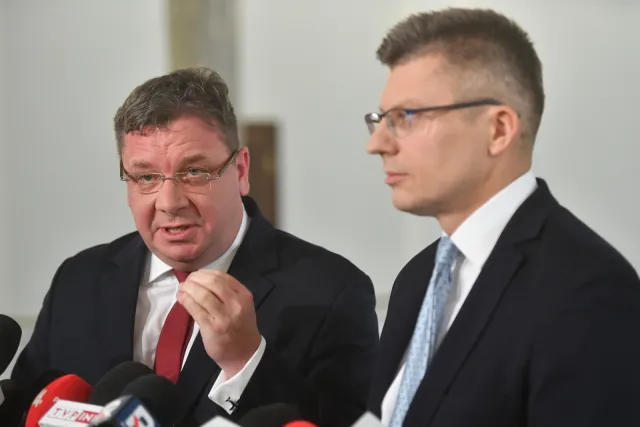 Afera wokół tęczowych opasek eskaluje. Warchoł: Grozi mi się usunięciem z UW