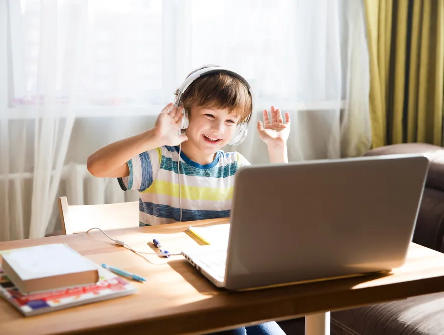 Dziecko przy komputerze. Nauka