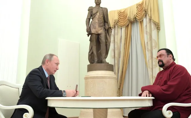 Putin ma gest. Steven Seagal dostał od niego jedno z najwyższych odznaczeń Rosji