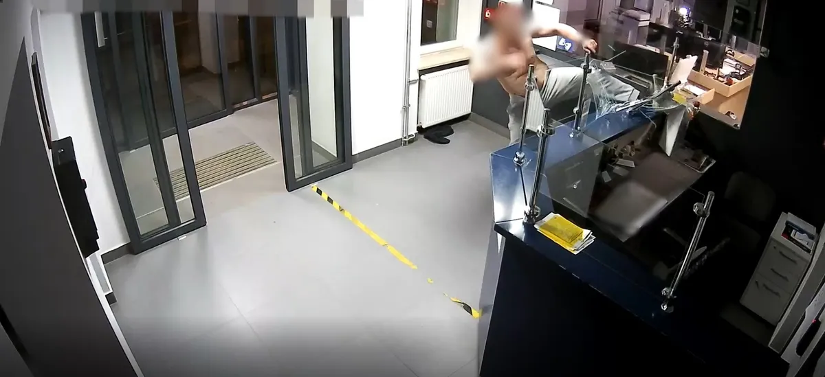 36-latek wpadł w szał. Szybę na komendzie roztrzaskał w drobny mak... [WIDEO]
