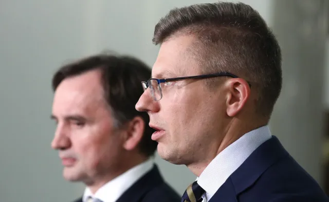 Spór polityczny o "cudowny lek" przeciw COVID-19. Dobra i zła amantadyna