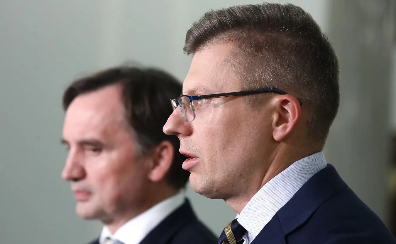 Spór polityczny o "cudowny lek" przeciw COVID-19. Dobra i zła amantadyna