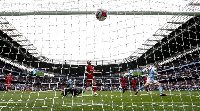 Liverpool dobrze zaczął, ale skończył na kolanach. Manchester City poradził sobie bez Haalanda