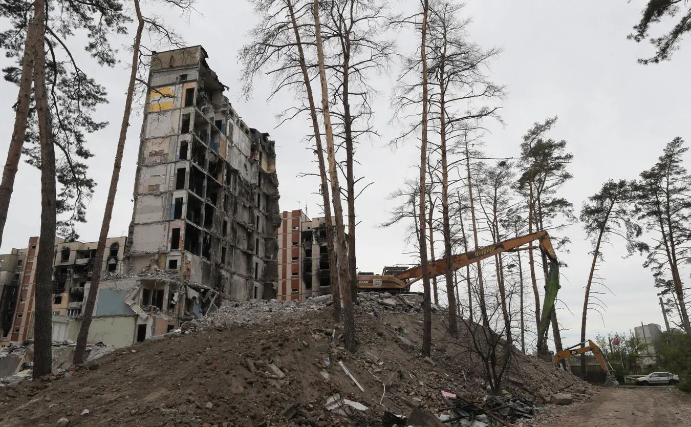 Uszkodzony budynek w Irpieniu