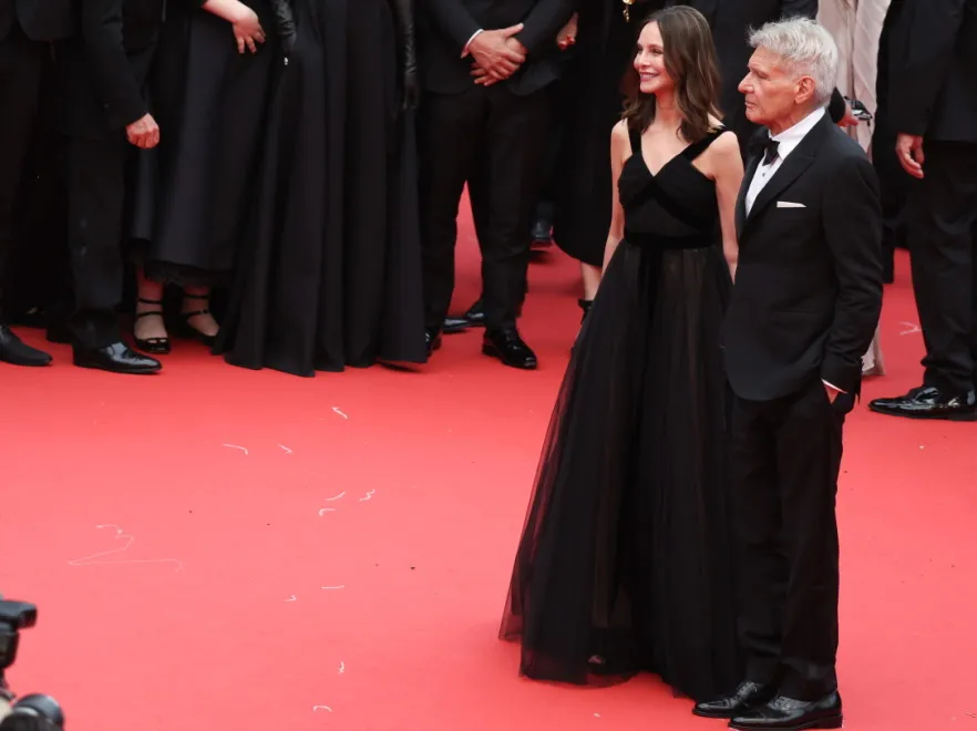 "On lepiej niż ona". Internauci oceniają 80-letniego Harrisona Forda i 58-letnią Calistę Flockhart na zdjęciach z  Cannes