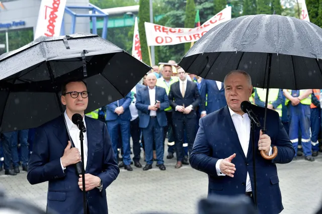 Sasin: Pakt migracyjny demoluje unijną solidarność