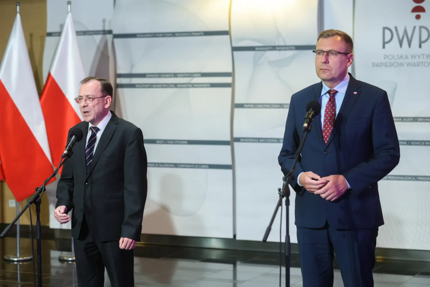 Dla obywateli - banknoty, a dla chorych leki. Spółki Skarbu Państwa ubiły ze sobą interes