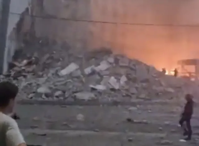 Rosyjski ostrzał w Dnieprze. Zełenski ujawnia: Trafienie nie tylko w blok, także w budynek SBU