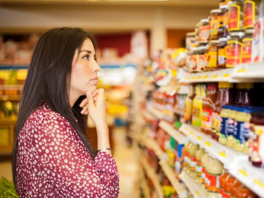 Kobieta. Zakupy spożywcze. Sklep.