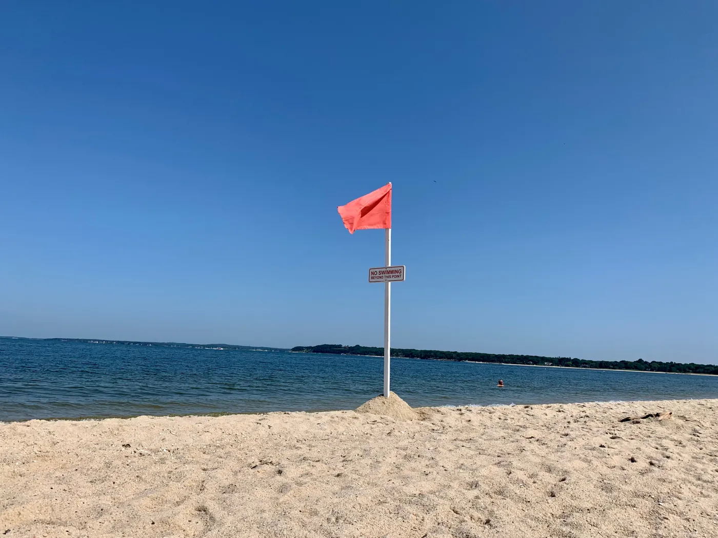 Plaża ratownik czerwona flaga