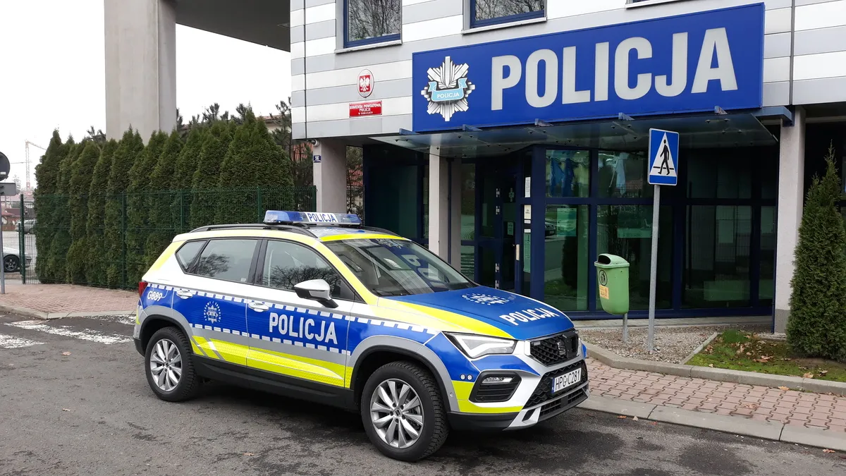 Atak siekierą w Lesznie. Mężczyzna wyskoczył z samochodu i wyciągnął broń