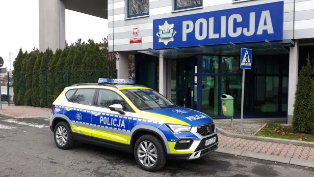 Atak siekierą w Lesznie. Mężczyzna wyskoczył z samochodu i wyciągnął broń
