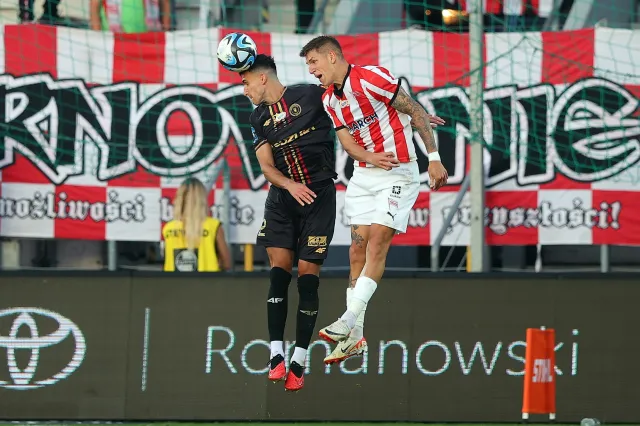 Koronie znów nie udało się przejść po "Pasach" w Krakowie [WIDEO]