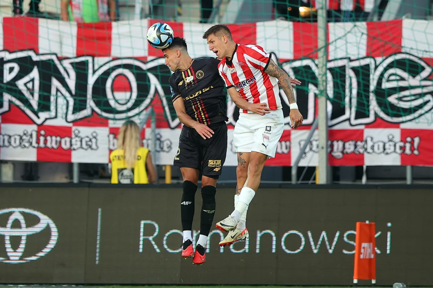 Koronie znów nie udało się przejść po "Pasach" w Krakowie [WIDEO]