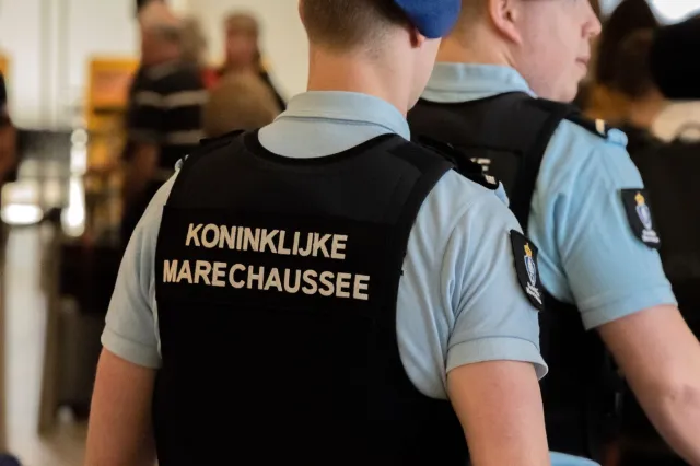 "Spożywali swój alkohol i palili papierosy elektroniczne w samolocie". Polacy aresztowani