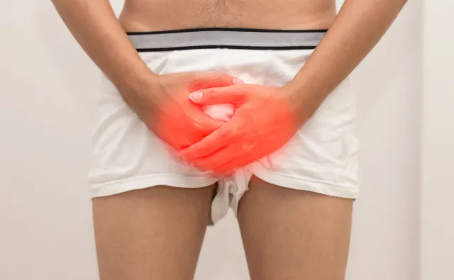 Rak jąder dotyka młodych. Jak powinni się badać sami i kiedy iść do lekarza?