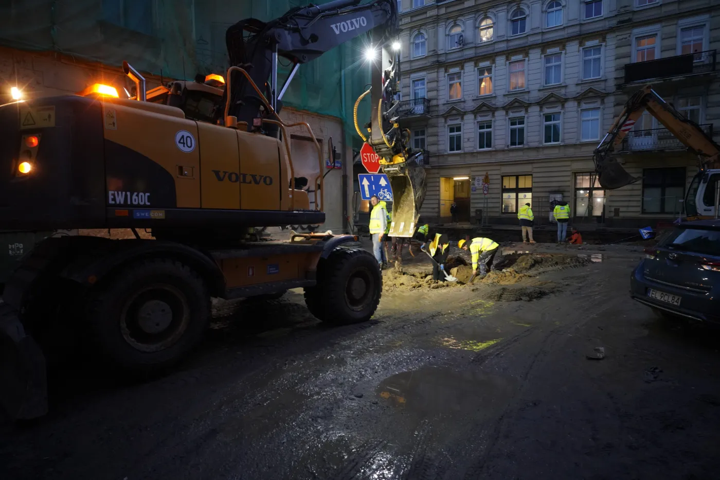 Łódź. Fatum jakieś? Najpierw zabetonowane auto, teraz fontanna aż do trzeciego piętra...