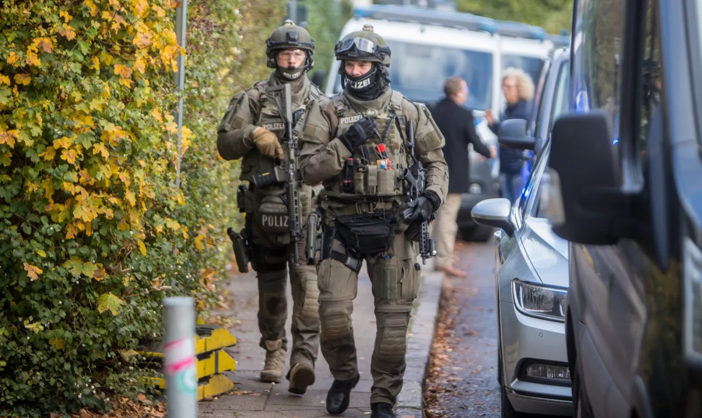 Akcja policji w Hamburgu. Dwóch młodych ludzi groziło nauczycielce bronią palną