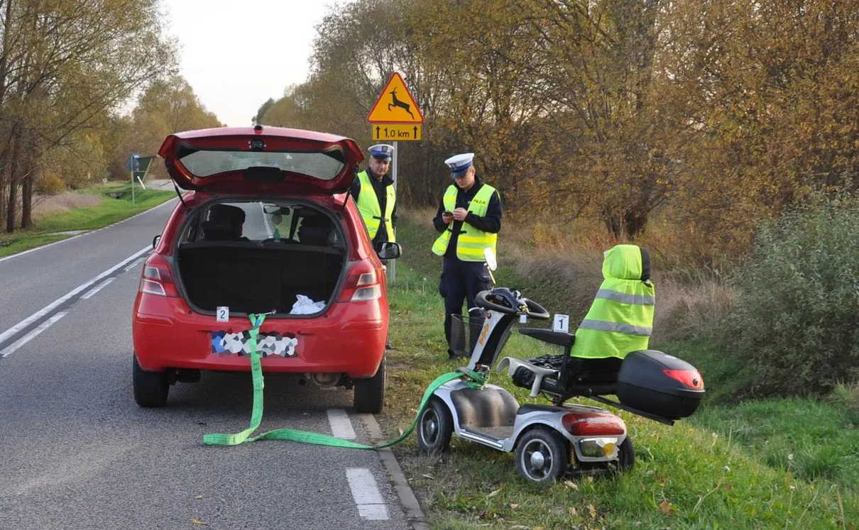 Autem holował 92-latka na wózku inwalidzkim. Tragedia