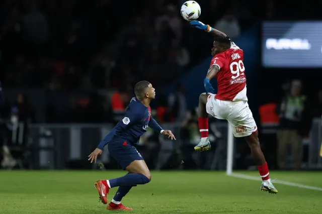 Fatalny błąd Donnarummy. Dziewiąte zwycięstwo Paris Saint-Germain w sezonie [WIDEO]