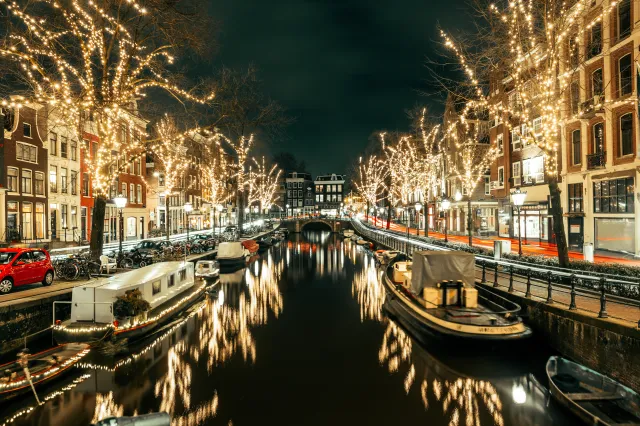 Od środy rusza najsłynniejszy jarmark w Amsterdamie. Trwa już też festiwal świateł