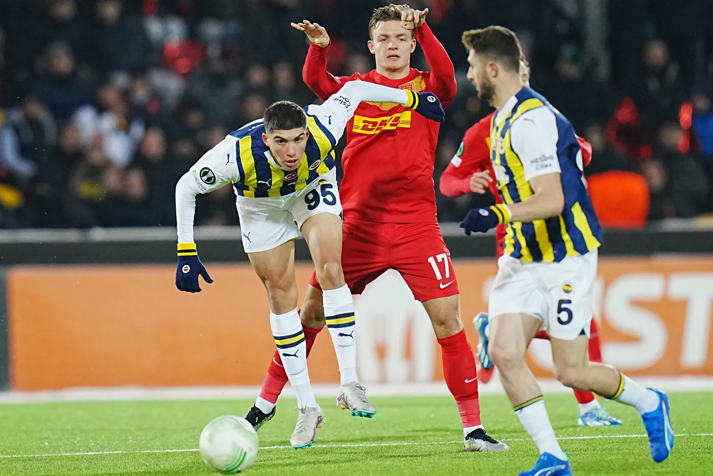 Liga Konferencji. Klęska Fenerbahce. Drużyna Szymańskiego straciła aż 6 bramek [WYNIKI i TABELE]