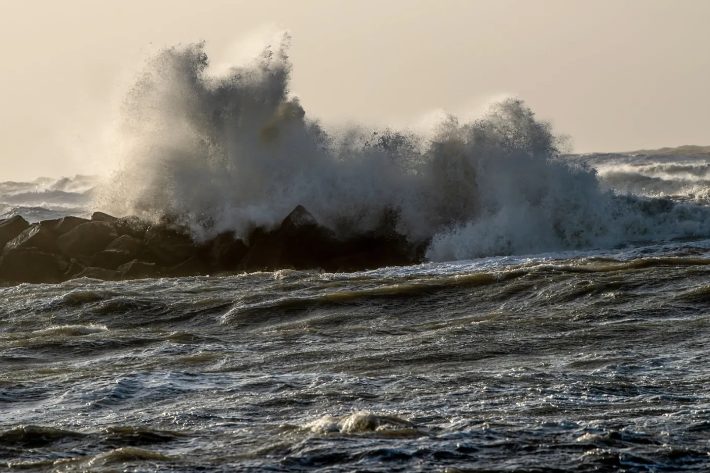 Orkan Pia uderzył w Wyspy Brytyjskie i sparaliżował transport. Poważne utrudnienia