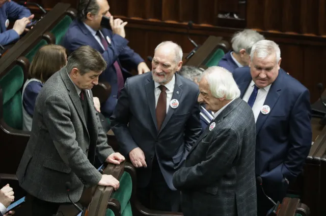 Macierewicz wtargnął na mównicę! Bosak: Państwo już nie są w rządzie