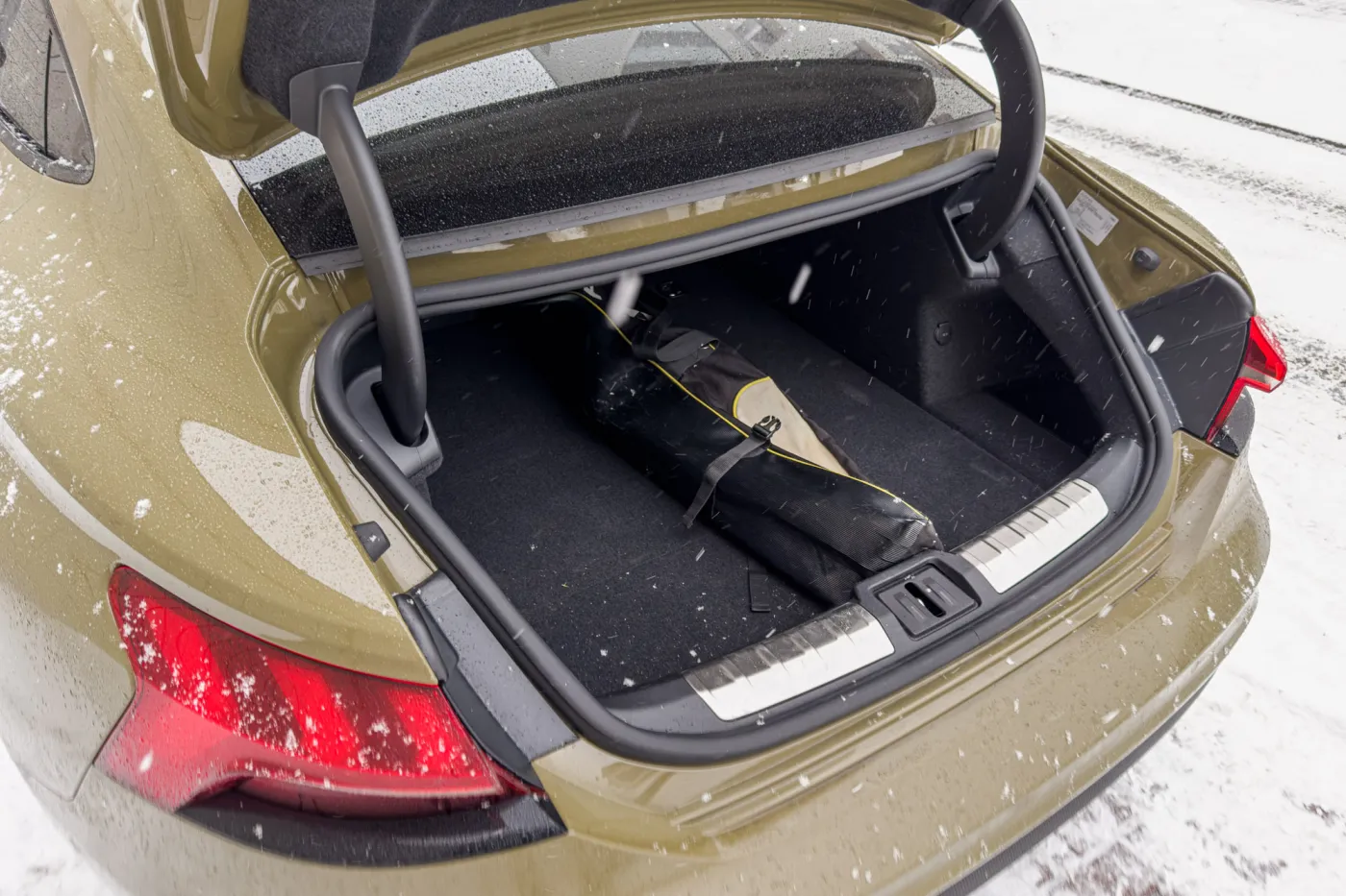 Czy można dostać mandat za narty w samochodzie? Co mówią przepisy?