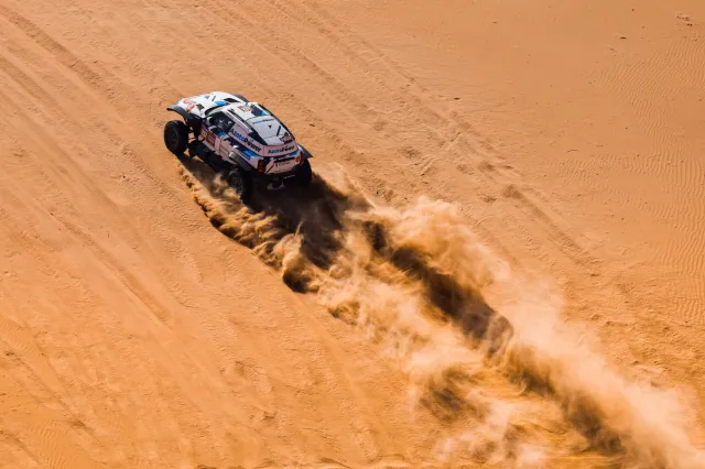 Krzysztof Hołowczyc na trasie Rajdu Dakar zderzył się z innym pojazdem