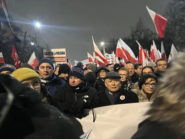 "Protest Wolnych Polaków" dotarł do Kancelarii Premiera. Prezes PiS: Dziękuję, że dotrwaliście, ale...