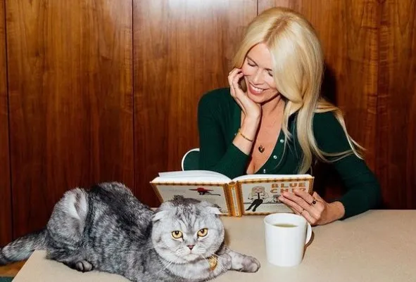 Claudia Schiffer z kotem w plecaku na premierze filmu. Internauci osłupieli! [FOTO]