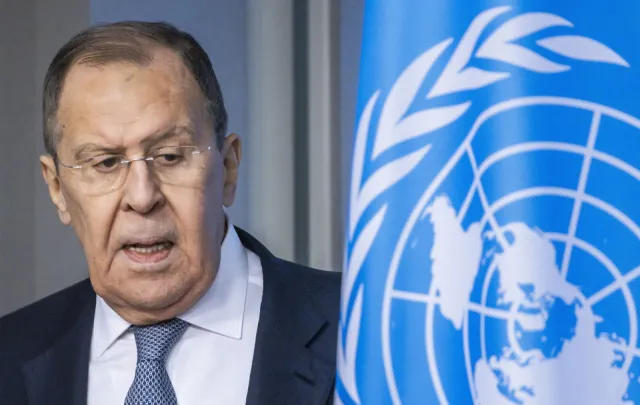 Guterres i Ławrow na zdjęciu, które obiegło świat. Na sekretarza generalnego ONZ posypały się gromy