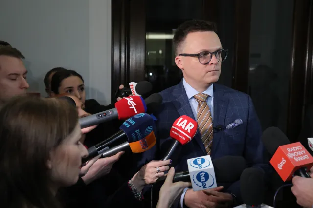 Kto obejmie mandat po Kamińskim? Hołownia zapowiada