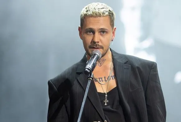 Aktor usunięty z  trzeciego sezonu "Białego Lotosu". Jest sympatykiem Putina