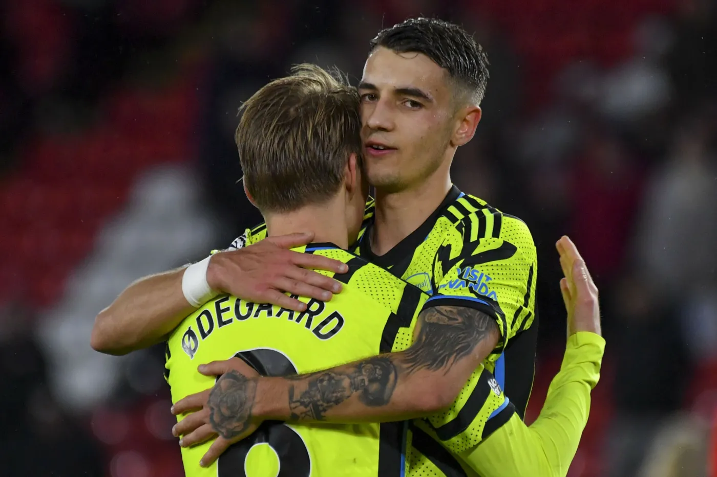 Martin Odegaard i Jakub Kiwior ciesza się ze strzelonego gola