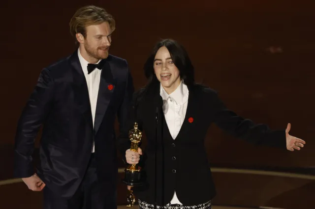 Oscary 2024. Gwiazdy noszą tajemnicze symbole. Co oznaczają czerwone przypinki?