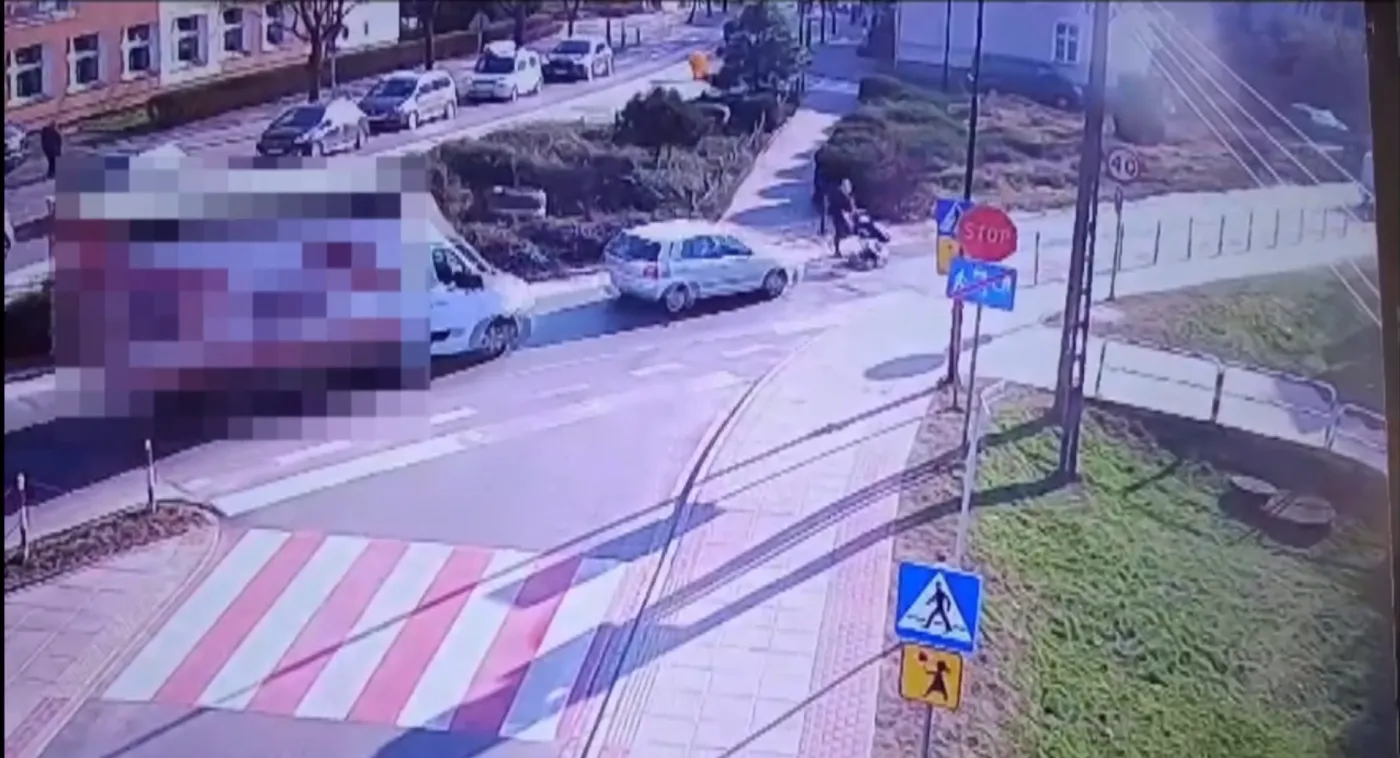 Samochód wjechał w kobietę z dzieckiem. Jest nagranie