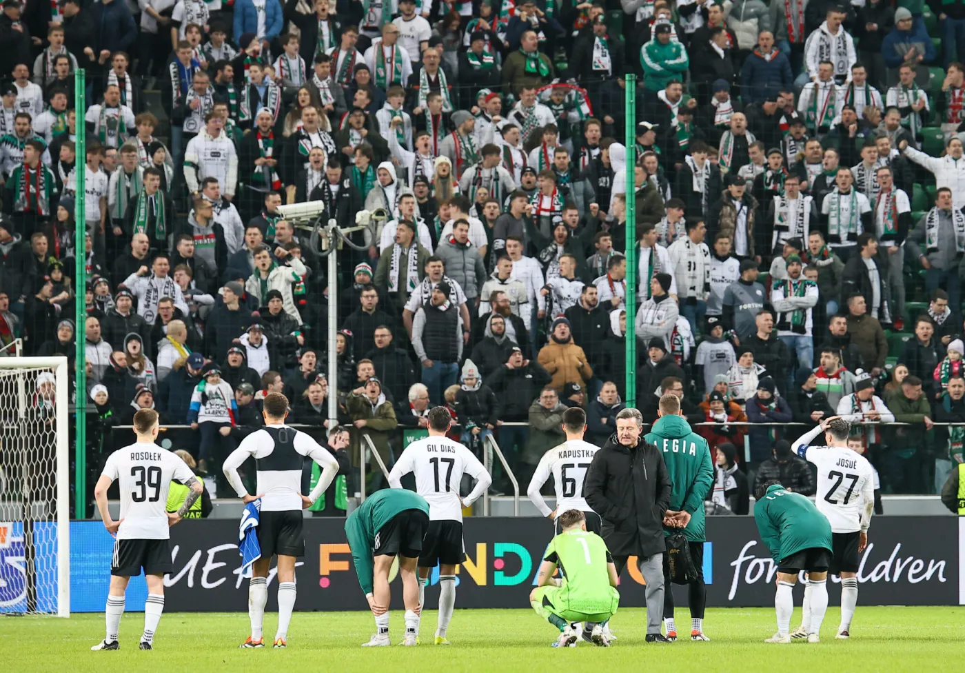 "Rozmowa wychowawcza" kibiców Legii z piłkarzami. W klubie nabrali wody w usta