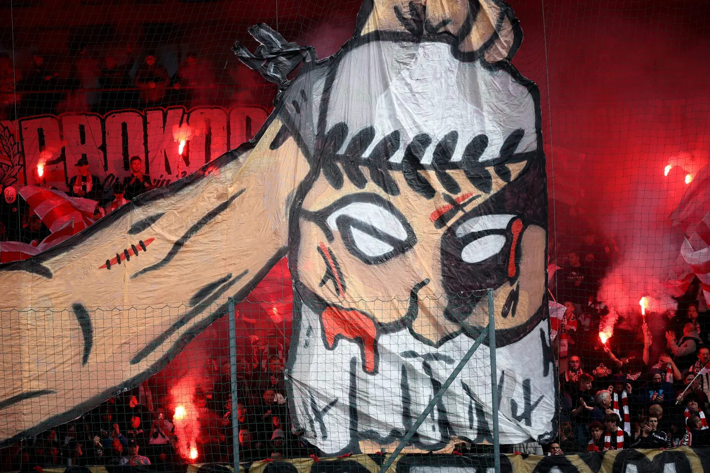 Skandaliczna oprawa kibiców Cracovii. Zakrwawiony nóż i odcięta głowa [FOTO]