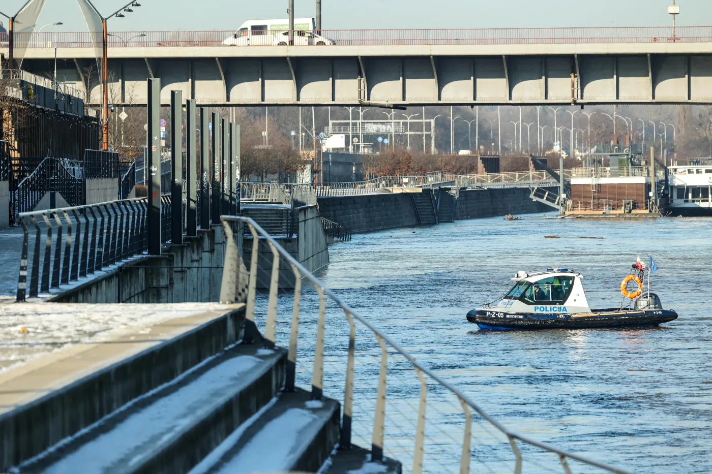 Chińczyk w Wiśle przy 8 stopniach C. "Wyjaśnił, że jest turystą i chciał po prostu popływać"