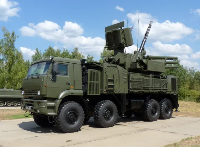 Tam Rosjanie spodziewają się uderzenia? Zainstalowali system Pancyr S1 w pobliżu rafinerii