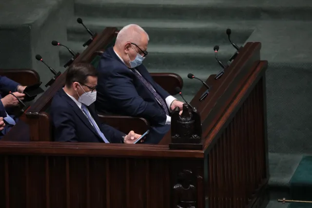 Maseczki za blisko 200 mln zł. W środę zawiadomienia wobec Morawieckiego i Sasina