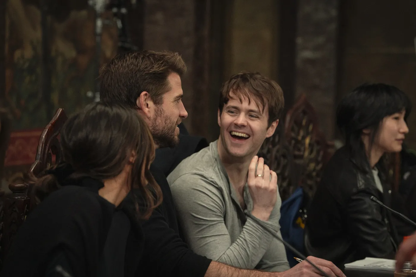 Liam Hemsworth (Geralt) i Joey Batey (Jaskier) na konferencji prasowej