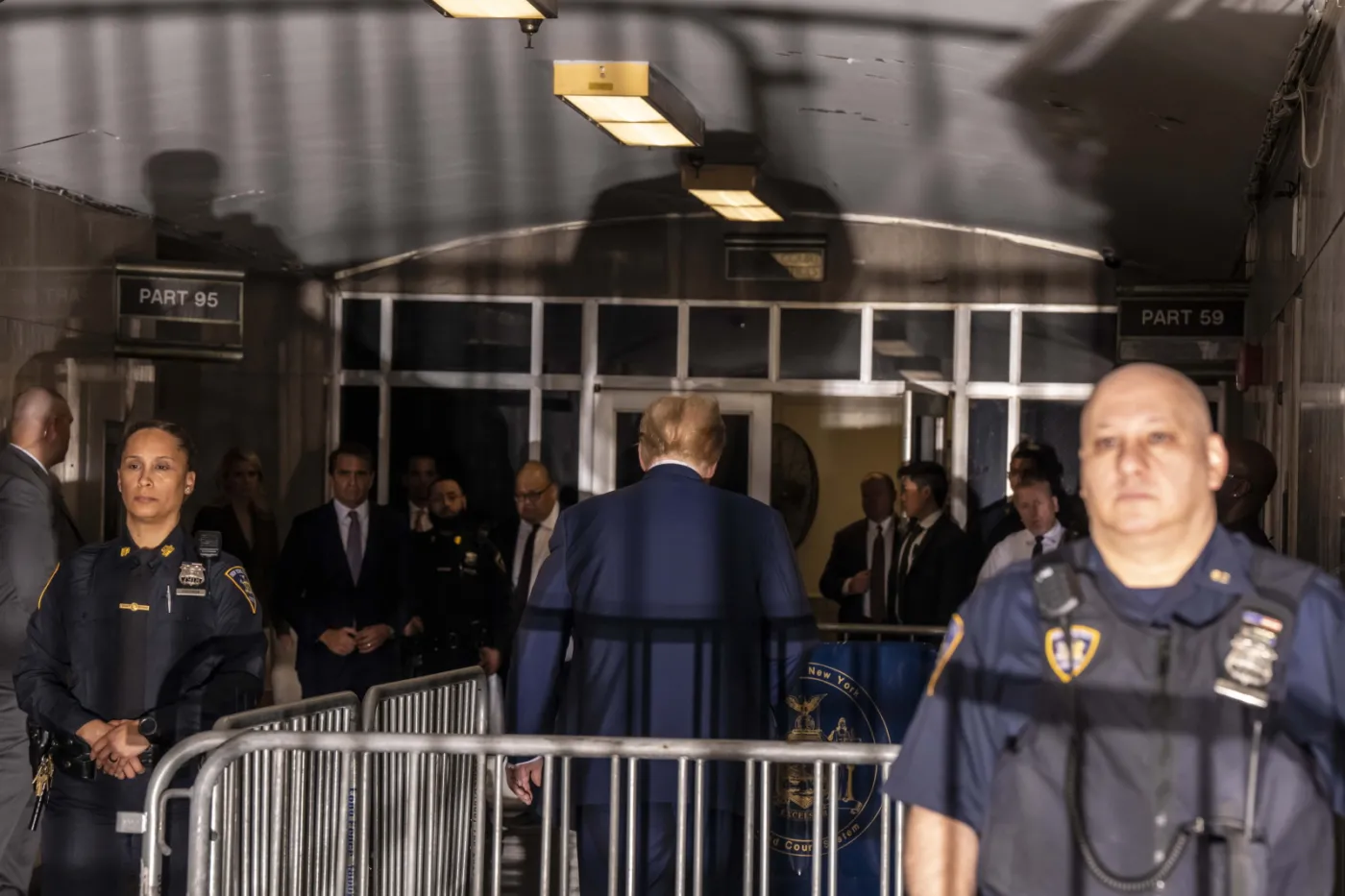 Mężczyzna podpalił się przed sądem, gdzie trwa proces Trumpa [NOWE FAKTY]