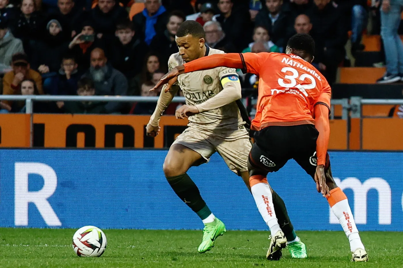 Kylian Mbappe wkręcił obrońcę w murawę. Dosłownie! [WIDEO]