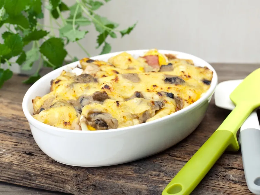 Zapiekanka z grzybami i żółtym serem